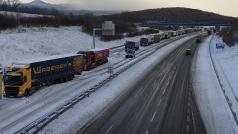 Na 82. kilometru dálnice D8 mezi Ústím nad Labem a Německem už uvízly kamiony.