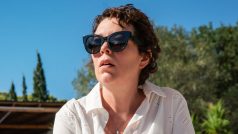 Olivia Colmanová ve filmu Temná dcera