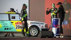 Ondřej Klymčiw s navigátorem Petrem Vlčkem na startu Rallye Dakar