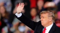 Donald Trump má za sebou poslední prezidentský díl svého oblíbeného žánru – volebního mítinku. V noci na úterý se ho zúčastnil ve venkovském Daltonu ve státě Georgia, kde v úterý vyvrcholí americká volební sezóna