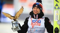 Kamil Stoch se raduje s trofejí Zlatý orel