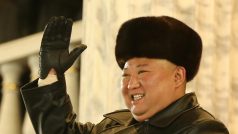 Severokorejský vůdce Kim Čong-un mává během armádní přehlídky v Pchjongjangu (foto ze 14. ledna)