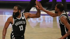 James Harden (vlevo) se spoluhráčem z Brooklynu Kevinem Durantem na archivním snímku