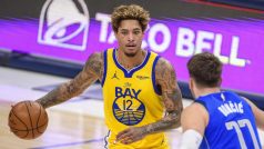 Hvězda Dallasu Luka Dončič brání Kellyho Oubreho z Golden State