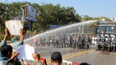 Barmská policie použila proti protestujícím i vodní děla