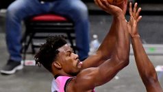 Opora Miami Heat Jimmy Butler (vlevo)