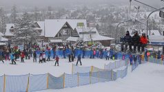 Lyžaři a turisté zaplnili polské středisko Zakopané v Tatrách.