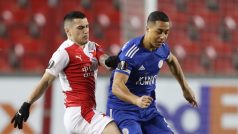 Youri Tielemans si kryje míč před Nicolaem Stanciuem