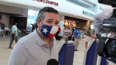 texaský senátor Ted Cruz odpovídá novinářům na letišti v Cancúnu