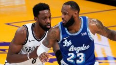 LeBron James (v modrém) při svém rekordním zápase