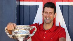 Novak Djokovič v pondělí pózoval s trofejí pro vítěze Australian Open na předměstí Melbourne v Brightonu