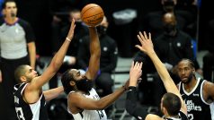 James Harden z Brooklynu Nets útočí proti Los Angeles Clippers