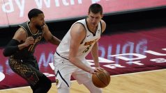 Nikola Jokič (vpravo) a Garrett Temple v zápase Denveru s Chicagem