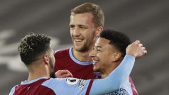 Hráči West Hamu Jesse Lingard, Tomáš Souček a Said Benrahma oslavují