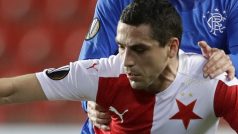 Nicolae Stanciu v souboji s hráčem Rangers Stevenem Davisem