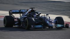 Lewis Hamilton během testovacích jízd v bahrajnském Sákhiru