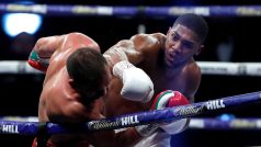 Anthony Joshua v souboji s Kubratem Pulevem