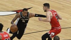 Rozehrávač Chicaga Tomáš Satoranský (vpravo) brání Dejounteho Murrayho ze San Antonia