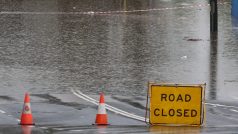 Australský premiér Scott Morrison v pondělí v parlamentu řekl, že na severu Nového Jižního Walesu bylo od okolí odříznuto 35 obcí