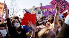 Protesty proti odstoupení od úmluvy o potírání domácího násilí a násilí vůči ženám v Istanbulu.