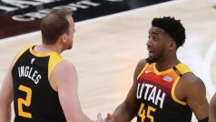 Donovan Mitchell (vpravo) se svým spoluhráčem z Utahu Johnem Inglesem