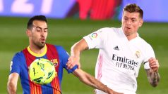 Autor jedné z branek Realu Toni Kroos (vpravo) v souboji s barcelonským Sergiem Busquetsem