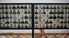 Fotky obětí kambodžské genocidy vedené Rudými Khmery v muzeu Tuol Sleng v Phnomphenu