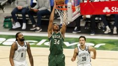 Janis Adetokunbo smečuje proti Brooklynu