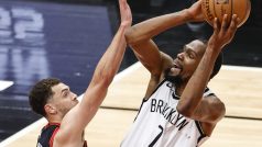 Rozehrávač Chicaga Zach LaVine (vlevo) brání Kevina Duranta z Brooklynu