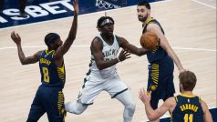 Basketbalista Jrue Holiday v zápase proti Brooklynu