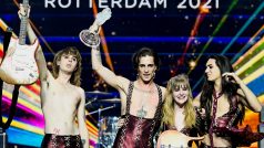 Letošní Eurovizi ovládla italská skupina Maneskin