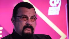 Americký herec a už několik let i ruský občan Steven Seagal vstoupil do opoziční, ale přitom prokremelské strany Spravedlivé Rusko