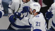 Brayden Point slaví se spoluhráči vítězný gól do sítě Islanders