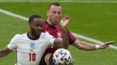 Raheem Sterling v souboji s českými hráči Tomášem Holešem (vlevo) a Vladimírem Coufalem