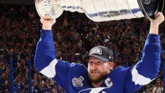 Kapitán Tampy Bay Steven Stamkos po roce opět pozvedl nad svou hlavu Stanley Cup