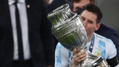 Lionel Messi s trofejí pro vítěze Copa América