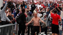 Řádění fanoušků před finále fotbalového Eura ve Wembley