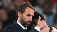 Trenér Gareth Southgate utěšuje neúspěšného penaltového střelce Bukaya Saku