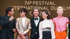 Červený koberec k soutěžnímu snímku Francouzská depeše Liberty, Kansas Evening Sun na festivalu v Cannes. Zleva: herci Adrien Brody, Timothée Chalamet, režisér Wes Anderson, herci Lyna Khoudri, Tilda Swinton, skladatel Alexandre Desplat, herci Stephen Park, Mathieu Amalric a Benicio Del Toro