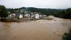 Řeka Ash zaplavila část obce Schuld na západě Německa po vydatných deštích