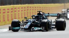 Lewis Hamilton (vlevo) v souboji s Maxem Verstappenem