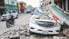 Auto poničené zemětřesením v haitském Les Cayes