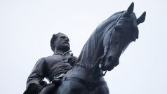 Vláda amerického státu Virginie nechá ve středu odstranit z prostranství v Richmondu přes šest metrů vysokou jezdeckou sochu konfederačního generála Roberta Leeho