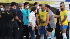 Lionel Messi a Neymar diskutující s pracovníky zdravotního úřadu