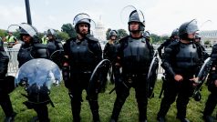 Policisté ve Washingtonu, kam se sjíždí demonstranti, kteří chtějí podpořit obviněné z vniknutí do Kapitolu.
