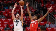 Joe Ingles z Utahu hází na koš