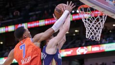 Darius Bazley blokuje střelu Tomáše Satoranského