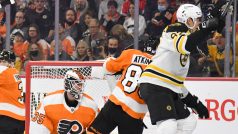 Útočník Boston Bruins Tomáš Nosek v 19. minutě využil volného prostoru v předbrankovém prostoru a otevřel skóre zápasu proti Philadelphia Flyers