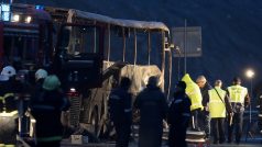 Nejméně 45 lidí, včetně 12 dětí, přišlo o život při nehodě autobusu ze Severní Makedonie, který v úterý časně ráno havaroval na dálnici na jihozápadě Bulharska