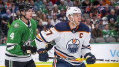 Miro Heiskanen z Dallasu brání hvězdu Edmontonu Connora McDavida